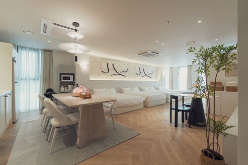 Verona. 1min Olive young, 5mins Myeongdong, Shopping, Market, Restaurant, Suite