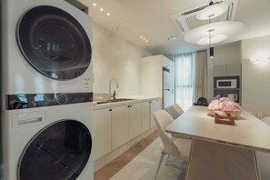 Refrigerador, microondas, parrilla de estufa y periquera 