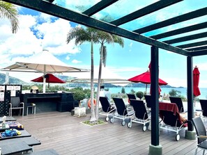 Apartment, 1 Bedroom, Accessible, Balcony | Bar (on property)