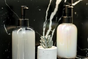 Douche, sèche-cheveux, serviettes fournies, papier toilette
