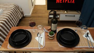 1 slaapkamer, een strijkplank/strijkijzer, wifi