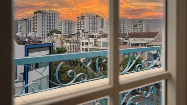 A balcony with a view of a cityscape during sunset. - The Elegant Comfort Corner in Central District 7, Ho Chi Minh City (P. Tan Phong, Q. 7)