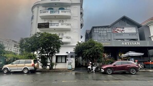A multi-story building with a sign for "The Glenconnel Hotel" on the upper level. - The Elegant Comfort Corner in Central District 7, Ho Chi Minh City (P. Tan Phong, Q. 7)