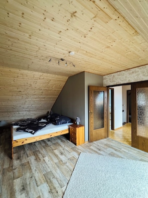 4 bedrooms, bed sheets