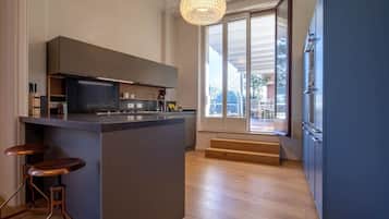 Réfrigérateur, micro-ondes, four, plaque de cuisson