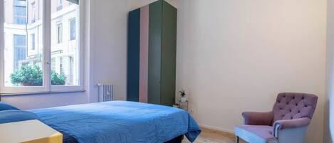 3 Schlafzimmer, Schreibtisch, Bügeleisen/Bügelbrett, Reisekinderbett