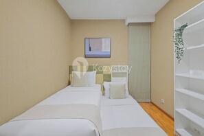 مكتب ومساحة عمل للكمبيوتر المحمول ومكواة/لوح كي وواي فاي مجانًا