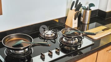 Apartamento, 2 quartos, vista para a cidade | Cozinha privada | Geladeira grande, micro-ondas, cooktop, panela elétrica de arroz