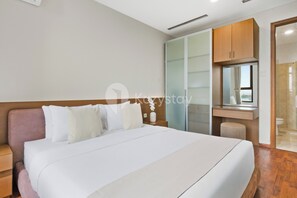 Leilighet, 2 soverom, byutsikt | Skrivebord, skrivebord for bærbar PC og strykejern/-brett