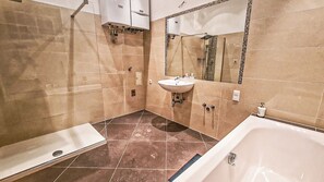 Basic Apartment | Bathroom | Combined shower/bathtub, free toiletries, hair dryer, towels