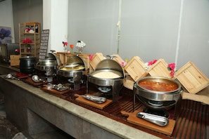 بوفيه فطور مجانًا يوميًا