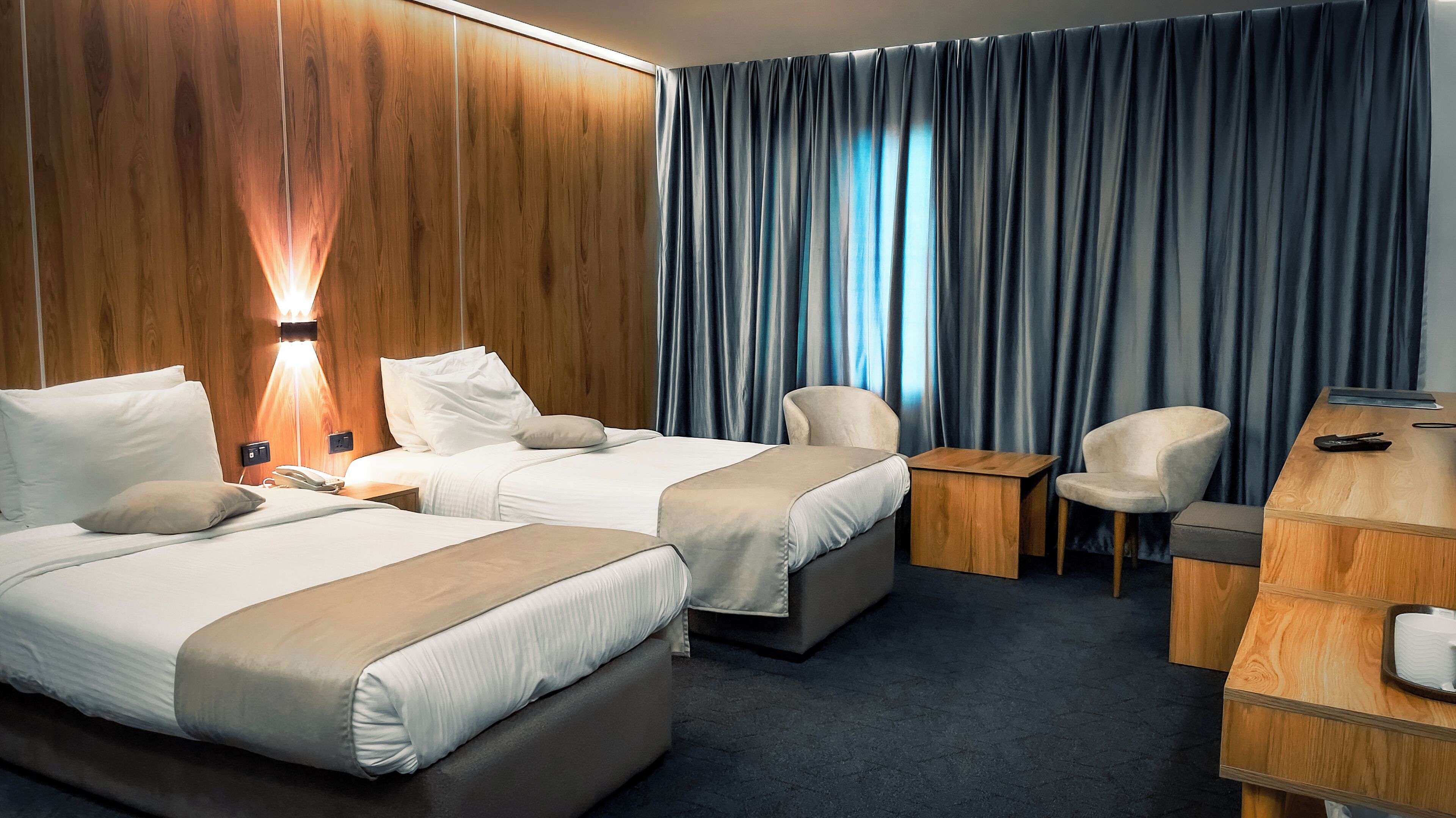 Deluxe-værelse med 2 enkeltsenge - byudsigt | Strygejern/strygebræt, gratis Wi-Fi