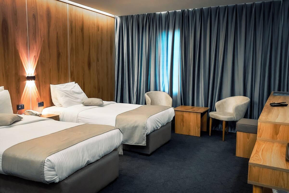 Deluxe-værelse med 2 enkeltsenge - byudsigt | Strygejern/strygebræt, gratis Wi-Fi