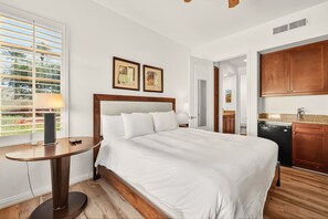 2 Schlafzimmer, Schreibtisch, Bügeleisen/Bügelbrett, Reisekinderbett