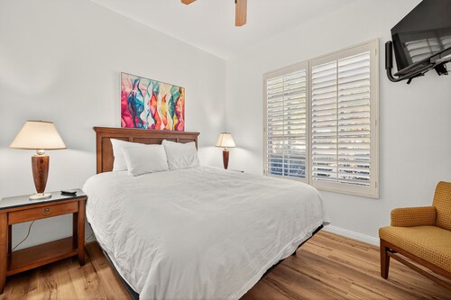LV223 Pet Friendly 2BD Lock-Off with Private Patio