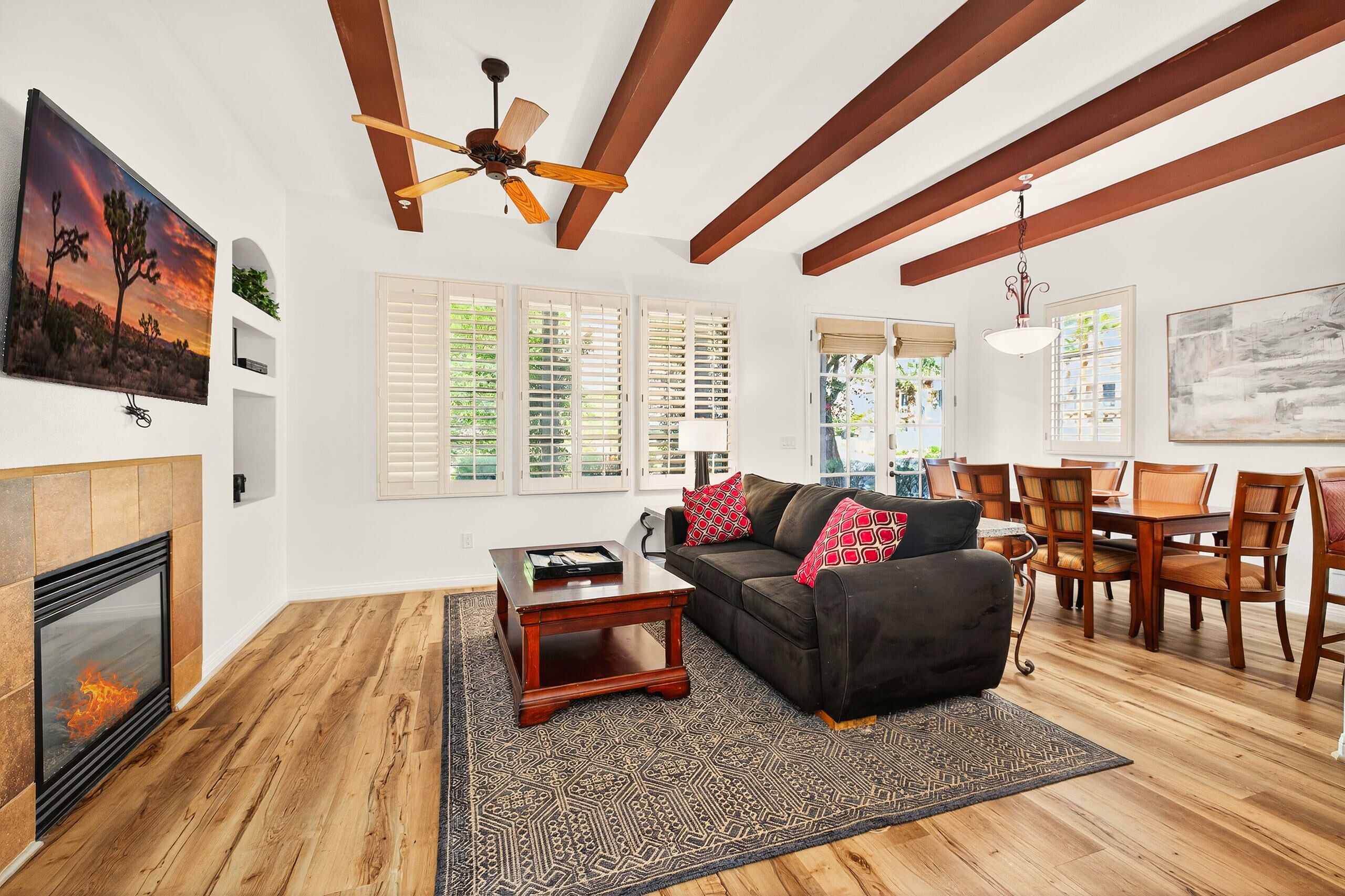 Télévision, cheminée, espaces bureaux