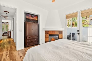 2 chambres, bureau, fer et planche à repasser, lit de bébé portatif