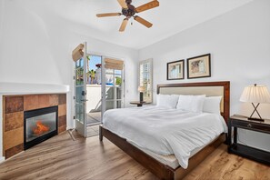 3 soverom, skrivebord, strykejern/-brett og reiseseng for barn