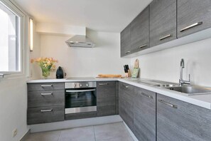 Réfrigérateur, micro-ondes, four, plaque de cuisson