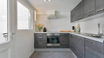Een koelkast, een magnetron, een oven, een kookplaat