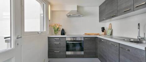 冷蔵庫、電子レンジ、オーブン、コンロ