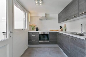 Réfrigérateur, micro-ondes, four, plaque de cuisson