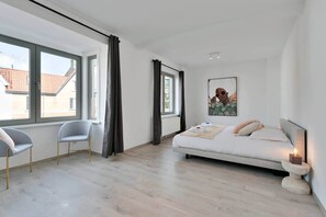 4 habitaciones, tabla de planchar con plancha, wifi y ropa de cama 