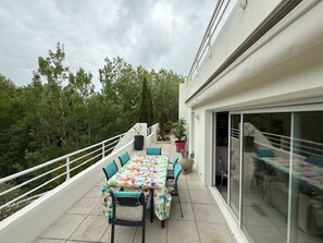 Outdoor dining - Stunning apartment with a large terrace, just 3 minutes from the beach   (La Grande-Motte)