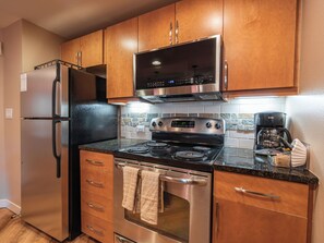 ثلاجة، ميكروويف، فرن، موقد طهي مسطح