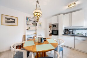 Fridge, microwave, oven, stovetop - Apartment 'Buntspecht' with Mountain View, Private Terrace and Wi-Fi (Bad Wildbad)