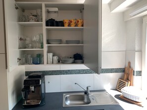 Fridge, microwave, oven, stovetop - Apartment 'Buntspecht' with Mountain View, Private Terrace and Wi-Fi (Bad Wildbad)