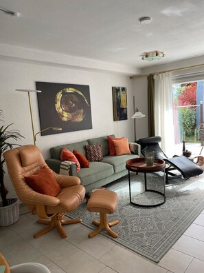 TV, table tennis, stereo - Apartment 'Buntspecht' with Mountain View, Private Terrace and Wi-Fi (Bad Wildbad)