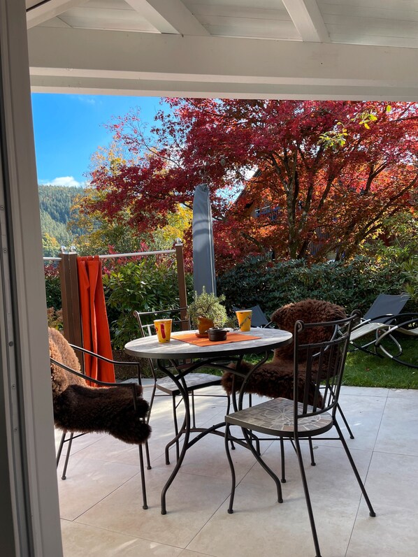 Outdoor dining - Apartment 'Buntspecht' with Mountain View, Private Terrace and Wi-Fi (Bad Wildbad)