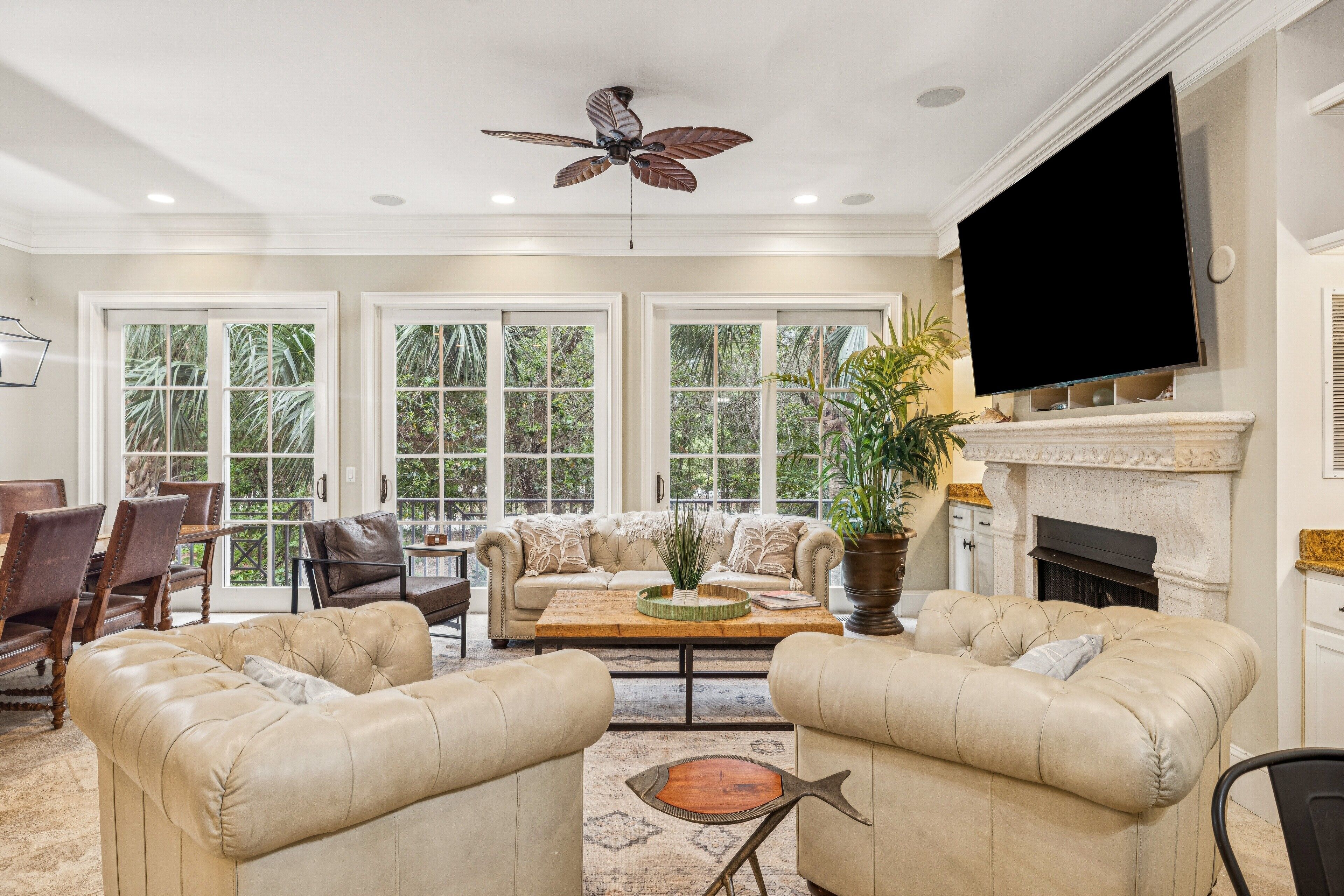 TV connectée, table de tennis de table, livres, espaces bureaux