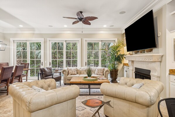 Älytelevisio, pöytätennispöytä, kirjoja, työhuone