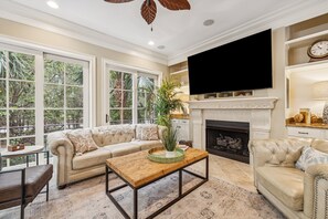 Älytelevisio, pöytätennispöytä, kirjoja, työhuone