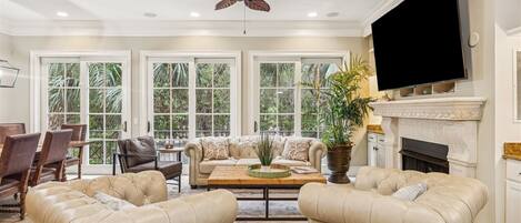 Smart-TV, Tischtennisplatte, Bücher