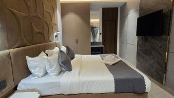 Double Room | In-room safe, desk, blackout drapes, soundproofing