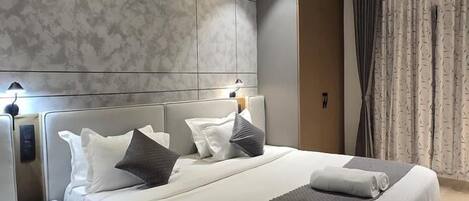 Caja de seguridad en la habitación, escritorio y cortinas blackout