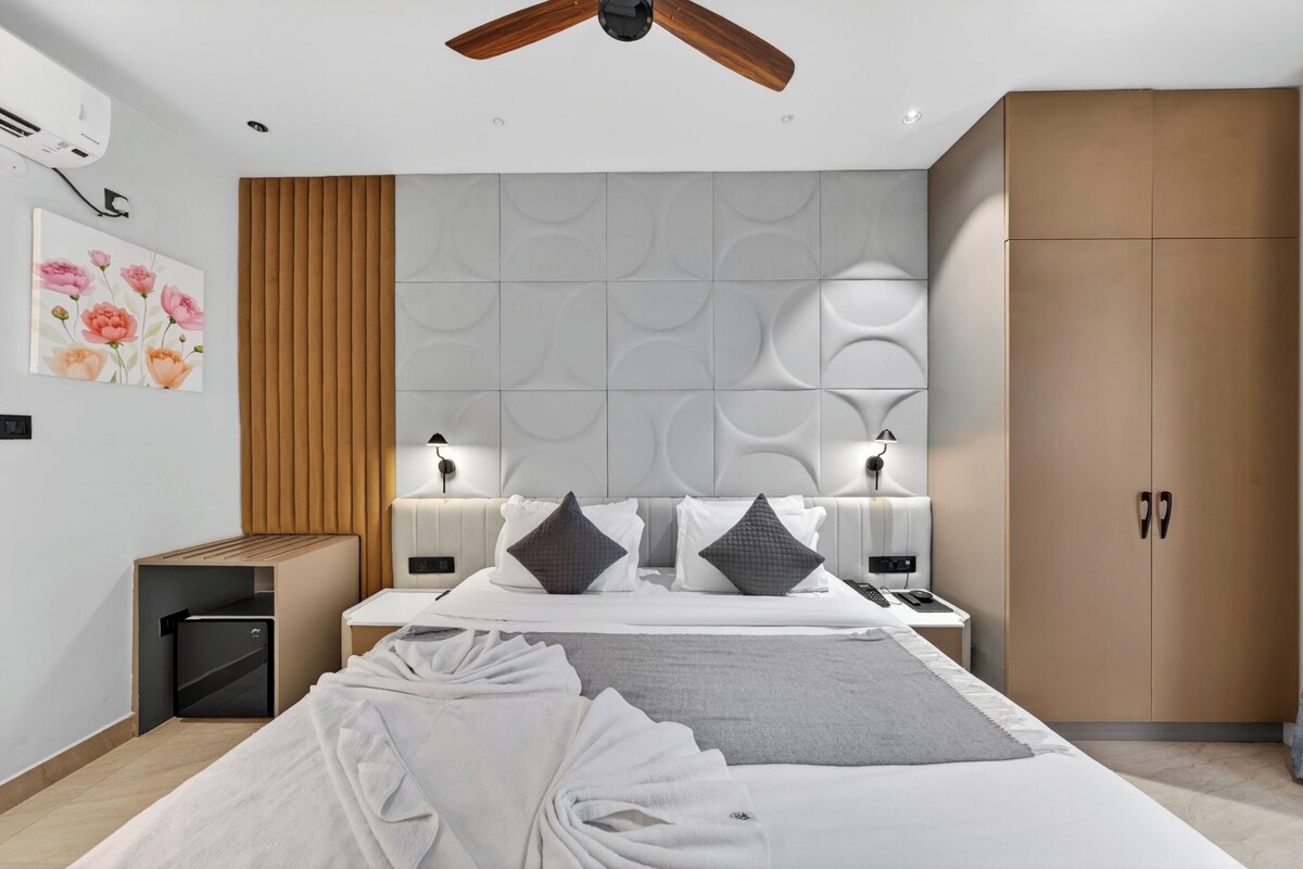 Superior Room | Peti besi dalam bilik, meja, langsir/tirai gelap terus, kalis bunyi 