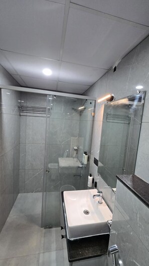 Double Room | Bathroom | Shower, free toiletries, hair dryer, towels