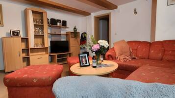 Fernseher, Tischtennisplatte, Stereoanlage