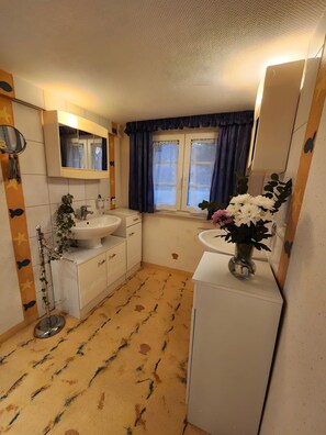 Suihku, hiustenkuivaaja, pyyhkeet