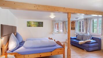 8 bedrooms, WiFi, bed sheets