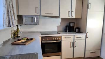 Frigorífico, microondas, horno y placa de cocina