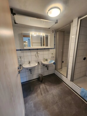 Suihku, hiustenkuivaaja, pyyhkeet