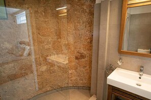 Dusj, hårføner, håndklær og såpe