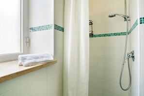 Douche, bidet, serviettes fournies, shampooing
