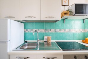 Réfrigérateur, micro-ondes, chaise haute