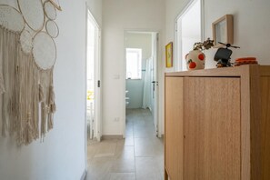 Douche, bidet, serviettes fournies, shampoing